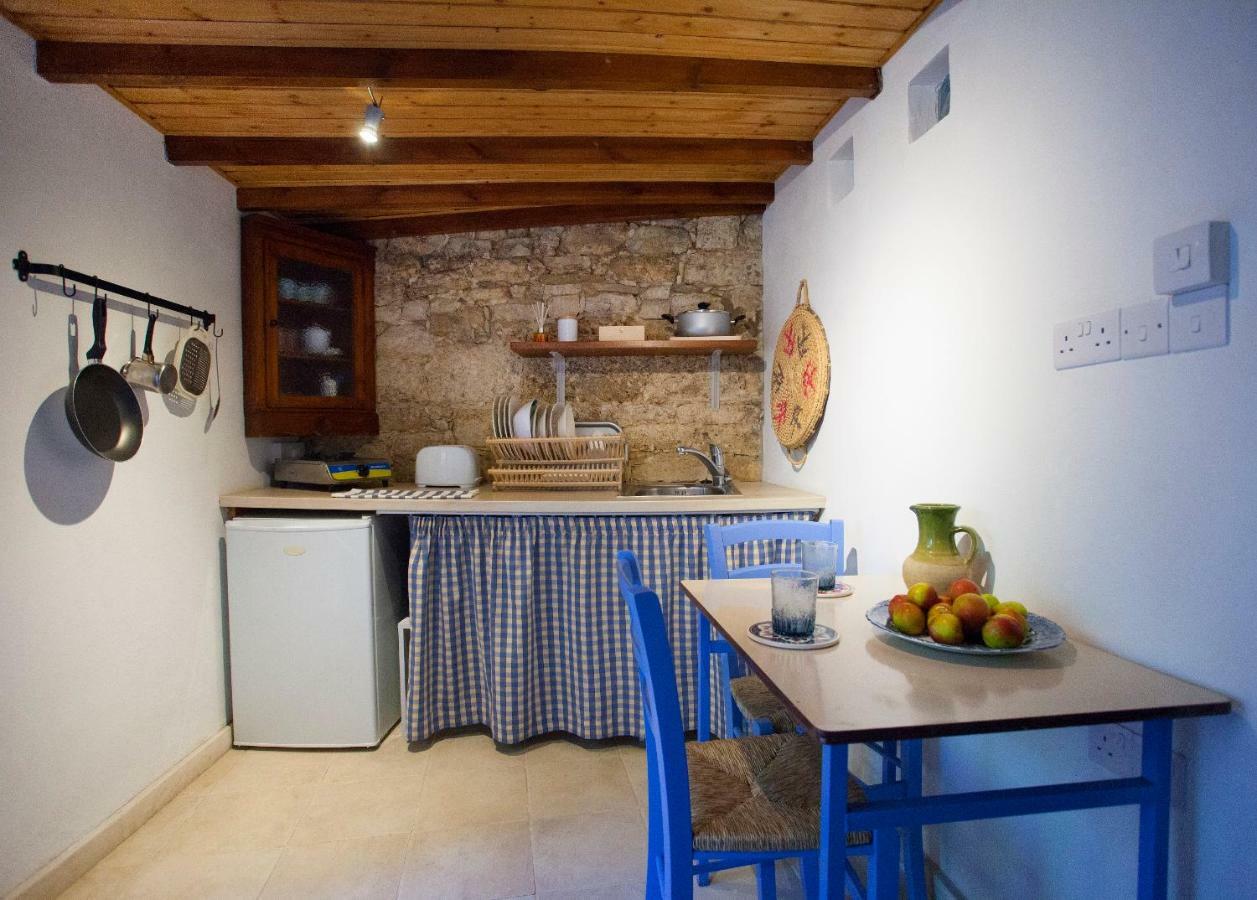 Hostal Cecilias Courtyard Malya Exterior foto